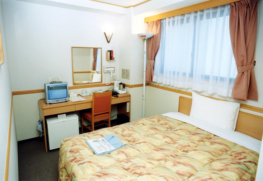 Toyoko Inn Hakata-Guchi Ekimae Фукуока Номер фото